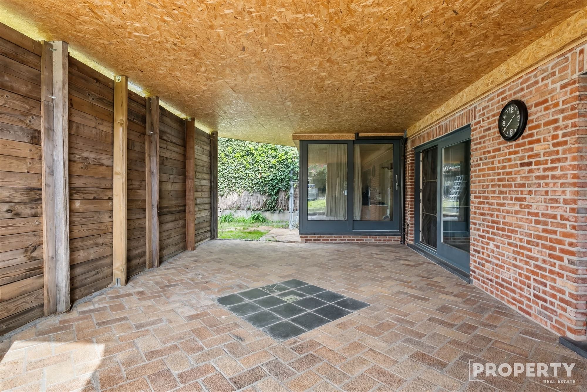 HALFOPEN BEBOUWING MET GROTE TUIN EN DUBBELE GARAGE - foto 4