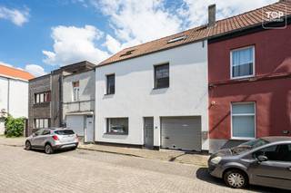 <p>Deze instapklare, moderne en energiezuinige woning (EPC-label B) is gelegen in het hart van Ledeberg, op korte afstand van het centrum van Gent. De woning bevindt zich in een rustige doodlopende straat, waardoor u geniet van een aangename en verkeersarme woonomgeving, terwijl alle voorzieningen binnen handbereik liggen. Dankzij de nabijheid van de R4, E17 en E40 is de bereikbaarheid uitstekend. Daarnaast bevinden zich diverse groen- en recreatievoorzieningen op wandelafstand, waaronder Park De Vijvers.</p>
<p>De indeling is als volgt:</p>
<p>Bij binnenkomst van de woning valt meteen de gezellige en ruime living op. Aansluitend op de living bevindt zich de moderne keuken. Vanuit de keuken is er toegang tot de eerste badkamer, die voorzien is van een wastafel en een douche. Verder bevindt zich op het gelijkvloers ook een ruime garage, die momenteel gebruikt wordt als berging.</p>
<p>Op de eerste verdieping bevinden zich drie ruime slaapkamers en de tweede badkamer, die voorzien is van alle hedendaagse comfort.</p>
<p>Daarnaast beschikt de woning over een ingerichte zolderverdieping. Deze ruimte is ideaal om in te richten als vierde slaapkamer, bureau of hobbyruimte.</p>
<p>Tot slot geniet de woning van een gezellig tuintje/terras.</p>
<p>Kortom, deze woning is ideaal voor wie modern wilt wonen in het hartje van Ledeberg met alle dagelijkse voorzieningen vlakbij.</p>
<p>Beschikbaar bij akte!<br /><br />Interesse? Contacteer dan snel Topvastgoed voor een bezoek op het nummer 0475 700 700</p>