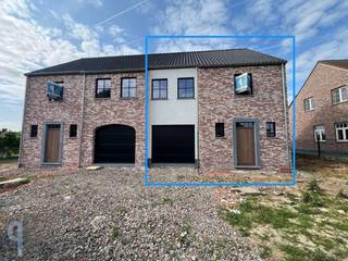 Op een centrale ligging, in een rustig straatje, vinden we deze kwalitatief gebouwde halfopen bebouwing met aandacht voor hernieuwbare energie...