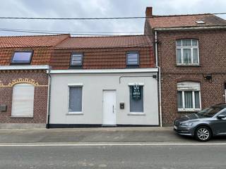 Deze woning in het landelijke Nieuwkerke nabij lokale handelaars en scholen, openbaar vervoer enz. <br />De woning is voorzien van een inkomhal met toilet en berging voor eventuele fietsen, daarna komen we toe in de leef- en eetkamer met aansluitend de keuken, een wasruimte en de badkamer. Verder is er een gezellig terras aanwezig waarvan zelfs een stukje overdekt is alsook een zeer ruime tuin. <br />Op de eerste verdieping vinden we 3 slaapkamers en een apart toilet terug. <br /><br />De woning is beschikbaar vanaf 01/11/2026.<br /><br />Indeling: <br />Inkomhal (3,9m²) - bergruimte (4,6m²) - toilet - leefruimte en eetkamer (30m²) - keuken (16m²) - wasruimte (4,4m²) - badkamer (6,3m²) - slpk1 (9,9m²) - slpk2 (11,3m²) - slpk3 (12,25m²)