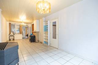 <h3><span>Te renoveren woning met groot potentieel, tuin én zolder te Bornem</span></h3><p><span>Op een rustige ligging in de </span><span>Kapelstraat 49 te Bornem</span><span> vinden we deze </span><span>te renoveren woning met uitzonderlijk potentieel</span><span>.</span></p><p><span>Dit pand was oorspronkelijk ingericht als </span><span>tweewoonst</span><span>, maar wordt vandaag aangeboden als </span><span>één woning</span><span>, wat tal van mogelijkheden biedt voor zowel </span><span>eigen bewoning als investering</span><span>.</span></p><h3><span> </span></h3><h3><span>Troeven &amp; mogelijkheden</span></h3><ul><li><span>Totaalrenovatie</span><span> volledig naar eigen smaak en normen af te werken </span></li><li><span>Voormalige tweewoonst</span><span>: mogelijkheid opnieuw op te splitsen </span></li><li><span>Mogelijkheid tot creatie van 2 appartementen</span><span> </span><span>(mits voorzien van parkeerplaatsen en conforme vergunning)</span><span> </span></li><li><span>Gangstructuur reeds deels gescheiden</span><span> ideaal voor opsplitsing </span></li><li><span>Enorme zolderruimte</span><span> met tal van mogelijkheden (extra kamers, studio, hobbyruimte) </span></li></ul><h3><span> </span></h3><h3><span>Buitenruimte</span></h3><ul><li><span>Grote tuin</span><span> zeldzaam en een absolute meerwaarde</span></li></ul><p><span>=> Perfect voor gezinnen of om extra woonkwaliteit te creëren </span></p><h3><span> </span></h3><h3><span>Ideaal voor:</span></h3><ul><li><span>Investeerders die willen </span><span>ontwikkelen of opsplitsen</span><span> </span></li><li><span>Kopers die een woning volledig naar eigen smaak willen </span><span>renoveren</span><span> </span></li><li><span>Projectontwikkelaars die zoeken naar </span><span>rendabele opportuniteiten</span><span> </span></li></ul><p><span> </span></p><p><span>Renovatieplicht van toepassing.</span></p><p><span> </span></p><p><span>Vrijblijvend advies met gratis schatting van uw eigendom? Neem gerust contact met ons op! </span></p><p><span> </span></p><p><span> </span></p>