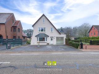 <span><strong>INSTAPKLARE & RUIME WONING GELEGEN OP EEN PERCEEL VAN 12A27CA TE DILSEN-STOKKEM (ELEN). <br /></strong><br /><strong>TROEVEN</strong>:<br />- Volledig instapklare woning. <br />- EPC-label D: geen renovatieverplichting! <br />- Ruime achterbouw/werkhuis (38m²) met diverse mogelijkheden. <br />- Polyvalente ruimte momenteel ingericht schoonheidssalon.<br />- Interessante vernieuwingen.<br />- Automatische rolluiken op het gelijkvloers. <br />- Riante tuin. <br />- Perceel bereikbaar via achterzijde.<br /><br /><strong>GELIJKVLOERS 00:</strong><br />- Inkomhal ((1,00m x 4,25m) + (1,70m x 4,50m) = 11,90m²): Doorgang naar woonkamer en polyvalente ruimte, trap naar verdieping 1, tegelvloer.<br />- Leefruimte ((4,00m x 4,50m) + (4,70m x 4,20m) = 37,74m²): 2 erkers (veel lichtinval), sierschouw, tegelvloer.<br />- Keuken (3,00m x 4,00m = 12,00m²): geïnstalleerd met onder -en bovenkasten, spoelbak, keramische kookplaat, koelkast, dampkap, novilon.<br />- Hal (1,65m x 3,65m = 6,03m²): novilon.<br />- Berging (1,55m x 1,81m = 2,81m²): lavabo, novilon. <br />- Toilet (0,85m x 1,32m = 1,12m²): hangtoilet, novilon.<br />- Badkamer: (2,20m x 5,50m = 12,10m²): ingericht met dubbele lavabo met onderkast, kolomkasten, ligbad, inloopdouche met 2 douches, PVC laminaat. <br />- Waskamer: (3,40m x 3,00m = 10,20m²): aansluiting wasmachine en droogkast, CV-installatie op stookolie, PVC laminaat.<br />- Polyvalente ruimte 1: (5,60m x 3,00m = 16,80m²): momenteel ingericht als schoonheidssalon, airco, apart toilet, onderkast met ingewerkte koelkast, spoelbak en kraan, PVC laminaat. <br />- Veranda/polyvalente ruimte 2 (8,00m x 3,90m = 31,20m²): veel lichtinval, tegelvloer.<br /><br /><strong>VERDIEPING +01</strong>:<br />- Overloop ((3,00m x 1,70m) + (3,30m x 0,80m) = 7,74m²): novilon.<br />- Slaapkamer 1 (4,40m x 3,60m = 15,84m²): novilon.<br />- Slaapkamer 2 (4,50m x 4,10m = 18,45m²): novilon.<br />- Slaapkamer 3: (3,00m x 2,00m = 6,00m²): luik naar zolder, novilon. <br /><br /><strong>ZOLDERVERDIEPING +02: (42,30m²) </strong><br /><br /><strong>EXTERIEUR</strong>:<br />- Terras: 19.57m² 1.35x14.5m, beklinkerd.<br />- Tuinberging 26m² 4x6.5m, fietsenstalling.<br />- Bijgebouw: 38.25m² 4.8x8.5m, bereikbaar via achtergelegen weg.<br />- Omheinde tuin.<br /><br />Bekijkt u deze advertentie via een aanverwante vastgoedsite, surf dan zeker naar onze website <strong>www.N78vastgoed.be</strong> voor een uitgebreide beschrijving en foto's. <strong>Meer info: +32 (0)89 86 18 88 of info@N78vastgoed.be.</strong></span>