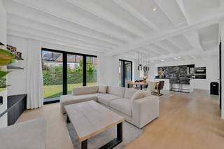 Gelegen in een recente verkaveling in het bruisende Knokke-Heist bevindt zich deze exclusieve villa uit 2019. Deze moderne BEN-woning (Bijna-Energieneutraal) combineert een uitzonderlijk gunstig EPC A (48 kWh/m²) met een hoogwaardige afwerking en een zee aan ruimte. De ligging is ideaal voor wie houdt van comfort en bereikbaarheid, met het strand, openbaar vervoer, scholen en diverse winkels in de directe nabijheid. Dit is de perfecte match voor gezinnen die op zoek zijn naar een instapklare, toekomstgerichte thuis aan de Belgische kust.<br /><br />De inkomhal met vestiaire en gastentoilet leidt naar de lichtrijke leefruimte met zit- en eetplaats en een bureau. Koken gebeurt in de volledig ingerichte open keuken, met aansluitend een bijkeuken/wasplaats en berging. De ruime garage heeft een elektrische poort en de oprit biedt extra parkeergelegenheid. Buiten geniet u van de zonnige tuin met overdekt terras.<br /><br />Op de eerste verdieping biedt de nachthal toegang tot twee slaapkamers, een badkamer met bad en douche, en de master bedroom met dressing en ensuite badkamer. Via een vaste trap bereikt u de tweede verdieping, nu ingericht als tweede leefruimte en berging. Deze etage is eenvoudig om te bouwen tot twee extra slaapkamers en een badkamer, wat de mogelijkheid biedt tot maar liefst vijf slaapkamers in deze hoogwaardig afgewerkte villa.<br /><br />Uniek aanbod voor wie op zoek is naar een ruime villa te Knokke-Heist!<br /><br />Wenst u meer informatie of een bezoek? Contacteer Arne via 0493 25 35 85 <br /><br />Bestuursmaatregelen in het maatregelenregister: nee