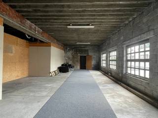 Magazijn in het centrum van Waregem nabij de ring en diverse invalswegen. Dit pand heeft een totale oppervlakte van ongeveer 450 m² waarvan 55 m²...