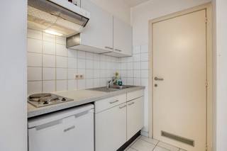 Dit appartement van ca. 46 m² bevindt zich op de eerste verdieping van een kleinschalig gebouw, gelegen in de Boomkensstraat 34 te Hasselt. Dankzij de gunstige ligging geniet u van een rustige omgeving, terwijl het stadscentrum, winkels en openbaar vervoer zich op korte afstand bevinden.Het appartement beschikt over een lichtrijke leefruimte met voldoende plaats voor een gezellige zithoek en eetruimte. Aansluitend vindt u een praktische keuken. De aparte slaapkamer biedt voldoende ruimte voor een comfortabel bed en kastruimte. Verder is er een badkamer uitgerust met douche, lavabo en toilet.Het appartement is momenteel verhuurd, wat het ook uitermate geschikt maakt als investering met onmiddellijk rendement.Troeven van dit appartement:Centrale maar rustige liggingIdeaal voor starters of investeerdersPraktische indeling op 46 m²Gelegen op de eerste verdiepingReeds verhuurd (interessant als opbrengsteigendom)Bent u op zoek naar een betaalbaar appartement of een interessante investering in Hasselt? Dan is dit pand zeker een bezoek waard!Bestuursmaatregelen in het maatregelenregister: nee