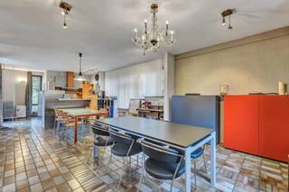 Ontdek deze unieke woning in een rustige, residentiële wijk van Dilbeek. Deze architecturale woning, gebouwd in 1986, combineert comfort en stijl...