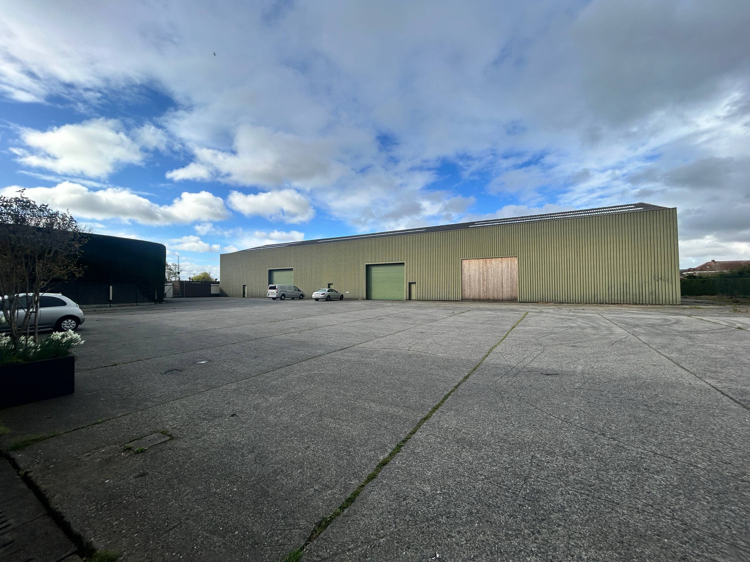 Loods van 1180m² te huur
met ruime parking3 sectionale poorten(4,4m hoog)betonnen vloer