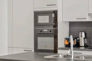 Ontdek dit verzorgd en instapklaar appartement, gelegen op de tweede verdieping van een kleinschalige residentie, gebouwd in 2007. Dankzij de rustige residentie en de praktische indeling is dit appartement ideaal voor zowel starters, gezinnen als investeerders.<br /><br />Bij het binnenkomen word je verwelkomd in een ruime inkomhal die toegang biedt tot de lichtrijke leefruimte met een recent vernieuwde, open keuken. De grote raampartijen zorgen voor een aangename lichtinval en geven rechtstreeks toegang tot het balkon, waar je heerlijk kan genieten van de zon en een gezellig aperitief.<br /><br />Verder beschikt het appartement over twee ruime slaapkamers, een comfortabele badkamer met ligbad en een apart toilet. Naast de keuken bevindt zich een praktische berging met aansluitingen voor een wasmachine en droogkast.<br /><br />Een absolute meerwaarde is de ruime garage met elektriciteitsaansluiting, die inbegrepen is in de verkoopprijs (waarde €35.000). Hierdoor beschik je niet alleen over een veilige parkeerplaats, maar ook over extra opbergruimte.<br /><br />Ben je op zoek naar een instapklaar appartement met alle comfort, een garage inbegrepen én gelegen in een rustige residentie? Dan is dit zeker een bezoek waard.<br /><br />Interesse? Neem contact op via emre@devastgoedlink.be of bel naar 0456 65 05 26 voor meer informatie of een bezoek.