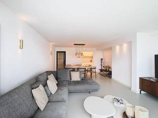 Inkomhal met vestiairekast en gastentoilet, ruime woonkamer met prachtig zicht op zee, halfopen volledig ingerichte keuken, berging met ruimte voor wasmachine en droogkast. Twee slaapkamers voorzien van ingemaakte kasten. De tweede slaapkamer beschikt over een doucheruimte. Badkamer met ligbad, dubbele lavabo en toilet. Privatieve kelderberging in het gebouw.