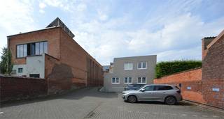 Instapklaar commercieel pand gelegen langsheen het gekende Burgemeestersplein, vlakbij het Stadspark. Deze uitstekende ligging garandeert een...