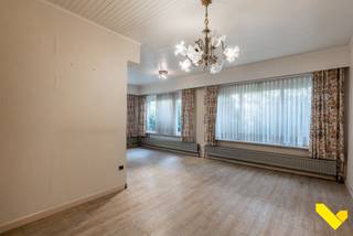 Deze halfopen bebouwing ligt in een autoluwe straat op een perceel 675 m².We hebben op het gelijkvloers een ruime leefplaats, een toilet, een...