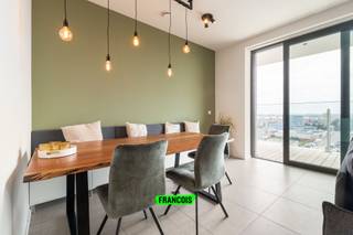Modern wonen op de Oosteroever – Victorialaan, Oostende<br /><br />Welkom in dit recent gebouwd (2023) nieuwbouwappartement op de 9de verdieping van een stijlvolle residentie aan de trendy Oosteroever. Hier woon je in een rustige buurt met beperkt verkeer, vlak bij zee én met vlotte verbinding naar het stadscentrum via de veerboot, fiets of tram.<br /><br />Het appartement is praktisch en lichtrijk ingedeeld met een inkomhal, gezellige woonkamer, moderne keuken, slaapkamer, badkamer en handige berging. Extra opbergruimte vind je in de kelderberging.<br /><br />Dankzij de hoogwaardige afwerking geniet je van optimaal wooncomfort:<br /><br />Hoogrendementsbeglazing (Aluminium), Conform gekeurde elektriciteit, Vloerverwarming via warmtenet, Zeer gunstige energieprestatie<br /><br />Tegel- en laminaatvloeren voor een moderne look<br /><br />Of je nu een eerste woning zoekt, een pied-à-terre aan zee of een slimme investering – dit appartement combineert comfort, bereikbaarheid en hedendaagse stijl.<br /><br />