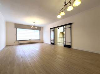 Welkom bij dit ruime appartement in Avelgem, waar stijl en functionaliteit samenkomen voor een aangename leefomgeving. Met een totale oppervlakte...