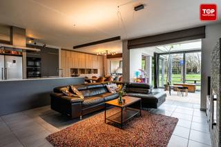 <p>Deze instapklare halfopen bebouwing is gelegen in een bijzonder rustige en kindvriendelijke wijk zonder doorgaand verkeer en geniet van een open uitzicht op de achterliggende weide. <br /><br />Tegelijk bevinden scholen, winkels en andere dagelijkse voorzieningen zich op korte afstand.</p>
<p>De woning is energiezuinig met een EPC-score B en beschikt over een ruime en lichtrijke leefruimte met open keuken die aansluit op de veranda.<br /><br />In de leefruimte vormt de speksteenkachel een extra troef, waar het bijzonder aangenaam vertoeven is tijdens de koudere maanden. <br /><br />Op het gelijkvloers bevindt zich daarnaast een praktische bureauruimte, een afzonderlijk gastentoilet en een inpandige garage.</p>
<p>Op de verdieping zijn er drie volwaardige slaapkamers, een badkamer uitgerust met zowel ligbad als douche en een tweede apart toilet. <br /><br />De zolder en inpandige garage zorgen voor extra bergruimte.</p>
<p>Buiten geniet u van een leuke, onderhoudsvriendelijke tuin met open zicht achteraan. <br /><br />Op de oprit is er plaats voor twee wagens en bovendien is de woning uitgerust met een regenwaterput van 5.000 liter.</p>
<p>Deze instapklare woning combineert een rustige ligging, met een uitstekende bereikbaarheid.<br /><br />Bel Top Vastgoed voor een bezoek op 0475 700 700</p>