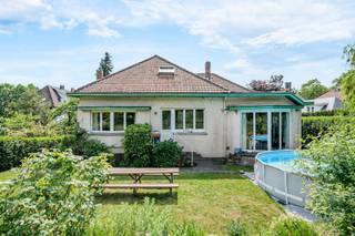 Morgan's Real Estate presenteert u deze charmante villa gelegen in Uccle, op slechts enkele stappen van de Dieweg. Slechts verscholen op...