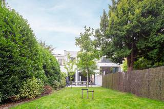 Park Den Brandt: Luxueus gerenoveerde woning<br />Welkom in de gegeerde buurt van Park Den Brandt, één van de mooiste woonomgevingen van Antwerpen. Je woont hier tussen statige lanen, elegante architectuur en veel groen, met winkels, scholen, sportfaciliteiten en openbaar vervoer vlakbij. Ook de invalswegen en het centrum zijn vlot bereikbaar. Een grote troef is het nabijgelegen Middelheimpark – ideaal voor een ontspannen wandeling, jogsessie of culturele uitstap.<br /><br />De woning werd in 2019 volledig gerenoveerd met kwalitatieve materialen en oog voor detail. Hier hoef je enkel nog te verhuizen en te genieten! De inkomhal met gastentoilet en vestiaire leidt naar een lichtrijke leefruimte met grote raampartijen en een open, hyper-geïnstalleerde keuken – perfect om te koken en tafelen met vrienden of familie.<br /><br />Via de leefruimte bereik je de zuidwestgerichte tuin van ca. 180 m² met terras en veel privacy. Daarnaast is er een inpandige garage en oprit. Boven vind je een ruime master bedroom met moderne badkamer en terrasje, twee bijkomende slaapkamers, een bureauruimte (of vierde slaapkamer), tweede badkamer en apart toilet.<br /><br />Een instapklare, lichtrijke woning op een toplocatie waar comfort, rust en stijl samenkomen.