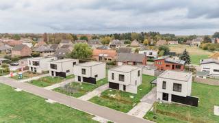 Een heerlijke, rustige plek voor jouw gezin? Dat vind je in Klissenhoek in Vorselaar. Op lot 4, een zuid gericht perceel van 419 m² bouwen we een stijlvolle open bebouwing.<br />Met een open ingedeelde en lichtrijke leefruimte, ingerichte eilandkeuken en badkamer, 3 slaapkamers, handige bergruimtes, zongerichte tuin, oprit en carport.  <br />De woning wordt heel energiezuinig en is uitgerust met een geothermische warmtepomp, vloerverwarming, zonnepanelen en een ventilatiesysteem met warmterecuperatie.<br /><br />Ideale ligging in nieuwe familievriendelijke en groene woonbuurt, dicht bij het centrum en alle faciliteiten. <span>We werken jouw nieuwe thuis sleutel-op-de-deur voor je af. Jij kiest jouw keuken- en badkamerinrichting, de vloer- en wandtegels uit bij onze projectpartners. Onze klantenbegeleider staat voor je klaar tijdens het hele realisatietraject. </span>