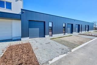 <p>KMO-unit te koop Genk - BEDRIJVENPARK KOMPELLAAN<br /><br />Bedrijvenpark Kompellaan: 21 moderne KMO-units langsheen de Kompellaan in Genk. Dit complex biedt kleine en middelgrote ondernemingen de perfecte plek om te starten, groeien en te innoveren. De unit 2 heeft een oppervlakte van 360m² en beschikt over 3 parkeerplaatsen. De unit wordt casco opgeleverd.<br /><br />KMO-Unit 4<br />- oppervlakte: 360m²<br />- staalstructuur met geïsoleerde wanden en dak<br />- sectionaalpoort 4mbr x 4,2mh<br />- 3 privatieve parkeerplaatsen<br /><br />Voor meer info 011/39 90 50 of info@jansenrealestate.be<br />https://www.jansenrealestate.be/project-kompellaan/6190088/</p>