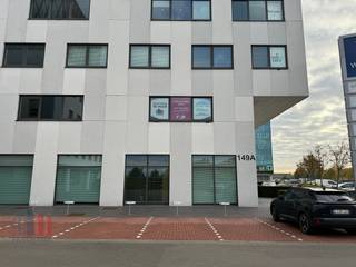 Centraal gelegen langs de E403 Brugge - Doornik, te Roeselare vindt u deze lichtrijke kantoorruimte te huur van +/- 496 m².Deze kantoorruimte bevindt...