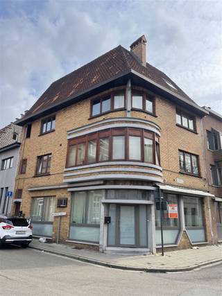 Dit handelshuis is centraal gelegen in de stad, op de Houtmarkt. Voormalig was dit een bloemenwinkel met 2 bovenliggende woongelegenheden...