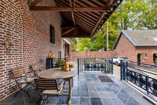 Avec la maison adjacente, cette ferme historique (1777) fait partie du "Klein Hof ter Meren". Grâce aux efforts soutenus des habitants actuels,...