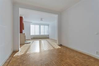 <p><span>Karaktervol appartement, gelegen in de Tentoonstellingswijk | Antwerpen Zuid</span></p><p><span>Ondergebracht op de eerste verdieping van kleinschalig gebouw en gemeenschappelijke fietsenberging, 2 slaapkamers, aangename woon,- en leefruimte + terras.</span></p><p><span> </span></p><p><span>Ruime lichte inkomhal met gastentoilet, vestiaire en extra bergruimte.</span></p><p><span>Toegang tot de lumineuze woon-en leefruimte met schouw, moluren en op parketvloer.</span></p><p><span>Prachtige keuken voorzien van thans ingebouwde kastenwand, 4-pit gasfornuis, vaatwasser, ijskast, ingebouwde dampkap en oven. Toegang tot terras.</span></p><p><span>Plaats voor een ontbijttafel en uitgevend op het aangenaam terras van ca. 10m² met prachtig zicht op groen en voorzien van berging.</span></p><p><span>Verder beschikt dit sfeervol appartement over 2 mooie slaapkamers op parket waarvan de hoofdslaapkamer uitgeeft op het terras.</span></p><p><span>Badkamer op stenen vloer en uitgerust met een lavabo in meubel met spiegelkast en bergruimte, ligbad en douche.</span></p><p><span>Aansluiting voor wasmachine en droogkast.</span></p><p><span> </span></p><p><span>Kosten: </span></p><p><span>150€/maand : provisie verwarming, onderhoud en verbruik van de gemene delen.</span></p><p><span>30€/maand: vaste kost voor het beheer</span></p><p><span>Water en elektriciteit individueel te betalen.</span></p><p><span>Fietsenberging en aparte kelder in het gebouw.</span></p><p><span> </span></p><p><span>Ligging:</span></p><p><span>Gelegen in de karaktervolle expowijk, zuidrand Antwerpen Stad, met snelle toegang tot de autostrades, openbaar vervoer, winkels en scholen vlakbij.</span></p><p><span> </span></p><p><span>Beschikbaar vanaf 01/06/2026</span></p><p><span> </span></p><p><span> </span></p>