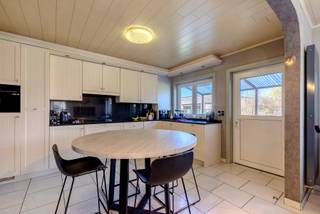 <p>Welkom in deze <strong>uitzonderlijk energiezuinige</strong> en verrassend ruime woning in Balen, gelegen op een <strong>mooi perceel van 769 m²</strong> en bovendien <strong>dicht bij recreatiedomein De Keiheuvel</strong>— ideaal voor wie graag woont in het groen en toch vlot alles bereikt.</p>
<p><u>Indeling</u>:</p>
<p>Bij het betreden van de woning kom je binnen in een nette <strong>inkomhal met gastentoilet</strong>. De woning verrast meteen met een <strong>zeer ruime, lichtrijke leefruimte</strong>, waar grote raampartijen zorgen voor een aangename open sfeer en een mooi contact met de tuin.</p>
<p>Aansluitend bevindt zich de <strong>volledig uitgeruste eetkeuken</strong>, met <strong>zicht op de tuin</strong> — een heerlijke plek om te koken en samen te genieten. De keuken werd <strong>recent vernieuwd</strong>, net zoals de badkamer, wat zorgt voor een instapklare uitstraling.</p>
<p>Op het gelijkvloers vind je daarnaast nog een praktische <strong>wasplaats/berging</strong>, evenals de <strong>inpandige garage</strong>.</p>
<p><u>Extra troef</u>: de woning beschikt op het gelijkvloers ook over <strong>2 slaapkamers</strong>, wat haar bijzonder interessant maakt voor wie <strong>gelijkvloers wil wonen</strong>, een <strong>praktijkruimte</strong> zoekt of gewoon extra kamers wenst.</p>
<p>Op de bovenverdieping bevinden zich nog <strong>3 slaapkamers</strong>, waarvan <strong>2 zeer ruime</strong>, én een <strong>polyvalente ruimte</strong> die perfect kan dienen als <strong>speelkamer, hobbyruimte, bureau</strong> of extra tv-kamer. In totaal zijn er dus <strong>5 slaapkamers</strong>.</p>
<p><strong>Energie &amp; comfort</strong></p>
<p>Deze woning scoort uitmuntend op energiezuinigheid met een <strong>EPC-label A</strong> en is uitgerust met:</p>
<ul>
<li><strong>50 zonnepanelen</strong></li>
<li><strong>2 thuisbatterijen</strong></li>
<li><strong>warmtepomp</strong></li>
</ul>
<p>Ook op vlak van veiligheid is alles voorzien dankzij een <strong>alarm- en camerasysteem</strong>.</p>
<p><strong>Ligging &amp; bereikbaarheid</strong></p>
<p>Naast rust en recreatiemogelijkheden geniet je hier ook van een <strong>vlotte bereikbaarheid</strong>: <strong>winkels, scholen en dagelijkse voorzieningen</strong> zijn <strong>snel en eenvoudig bereikbaar</strong>, wat deze woning extra aantrekkelijk maakt voor gezinnen en wie comfort in het dagelijkse leven belangrijk vindt.</p>
<p>Kortom: een <strong>moderne, ruime gezinswoning</strong> met <strong>5 slaapkamers + polyvalente ruimte</strong>, instapklare afwerking, sterke energieprestaties én een praktische ligging in Balen.</p>