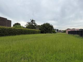 <p><strong><span>Ruime bouwgrond van 783 m² in Oostmalle!</span></strong></p>
<p><span>Bent u op zoek naar een ruim perceel om uw droomwoning te realiseren? Deze bouwgrond van </span><strong><span>783 m²</span></strong><span>, gelegen in </span><strong><span>Oostmalle</span></strong><span>, beschikt over een </span><strong><span>straatbreedte van 19,65 meter</span></strong><span> en biedt een uitstekende basis voor de bouw van een vrijstaande gezinswoning.</span></p>
<p><span>De bouwvoorschriften laten een </span><strong><span>maximale bouwdiepte van 17 meter</span></strong><span> toe, waardoor u voldoende ruimte heeft om een comfortabele en functionele woning te ontwerpen. Daarnaast mag een </span><strong><span>vrijstaand bijgebouw tot maximaal 75 m²</span></strong><span> worden opgericht, ideaal als garage, berging, hobbyruimte of praktijkruimte.</span></p>
<p><span>Dankzij de perceelbreedte geniet u van een optimale inplanting van de woning, met voldoende ruimte voor een mooie tuin, een ruime oprit en een aangename buitenomgeving. De ligging in Oostmalle combineert een rustige woonomgeving met een vlotte bereikbaarheid en de nabijheid van winkels, scholen en andere dagelijkse voorzieningen.</span></p>
<p><strong><span>Troeven:</span></strong></p>
<ul>
<li><span>Bouwgrond van 783 m²</span></li>
<li><span>Vrij zicht achteraan perceel</span></li>
<li><span>Straatbreedte van 19,65 meter</span></li>
<li><span>Geschikt voor een vrijstaande woning</span></li>
<li><span>Maximale bouwdiepte van 17 meter</span></li>
<li><span>Mogelijkheid tot het oprichten van een vrijstaand bijgebouw van maximaal 75 m²</span></li>
<li>Kroonlijst van 6,5 meter</li>
</ul>
<p><span>Een uitstekende opportuniteit voor wie op zoek is naar een ruim perceel met interessante bouwmogelijkheden op een aantrekkelijke locatie in Oostmalle.</span></p>
<p><span>Neem gerust contact op met Flor Vastgoed op 03 283 62 43 of via info@flor-vastgoed.be voor meer informatie!</span></p>