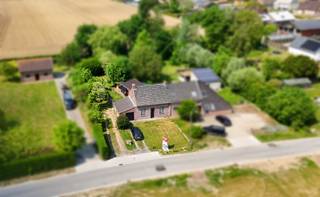Halfopen woning te koop in BoezingeOver de woning:Deze charmante halfopen bebouwing in Boezinge combineert rust, ruimte en functionaliteit op een...