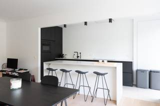 <p><strong>Instapklaar en stijlvol gerenoveerd appartement op toplocatie aan de Italiëlei</strong></p>
<p>Ontdek dit volledig gerenoveerde appartement van <strong>104 m²</strong>, ideaal gelegen aan de <strong>Italiëlei</strong> met een prachtig uitzicht op het groene Begijnhof. Dankzij de centrale ligging bevindt u zich op wandelafstand van het stadscentrum en het Eilandje, terwijl ook het openbaar vervoer vlot bereikbaar is.</p>
<p>Het appartement werd grondig vernieuwd: <strong>keuken, badkamer, elektriciteit, parketvloeren, tegels, verlichting en schrijnwerk</strong> werden volledig aangepakt. Bovendien werden de oude ramen vervangen door <strong>nieuwe aluminium ramen met hoogrendementsglas</strong>. Het geheel werd recent geschilderd en is volledig instapklaar.</p>
<p>De indeling omvat een verzorgde inkomhal met gastentoilet en handige handenwasser, een ruime en lichtrijke leefruimte met open <strong>MIELE-keuken</strong>, een moderne badkamer met dubbele lavabo en inloop regendouche, en een praktische berging met aansluitingen voor wasmachine, droogkast en eventueel een diepvriezer.</p>
<p>Verder beschikt het appartement over <strong>twee volwaardige slaapkamers</strong>. De slaapkamer aan de straatzijde is uitgerust met een ingebouwde dressingkast. De tweede slaapkamer bevindt zich aan de rustige achterzijde en beschikt over een klein inpandig terras en een ingebouwde kluis.</p>
<p>Extra troeven zijn de <strong>toegangsdeur met gepantserde beveiliging</strong>, de privatieve kelderberging (bereikbaar met de lift), de eerste verdieping en de uitstekende combinatie van ruimte, comfort en ligging. Bovendien beschikt het appartement over een autostaanplaats in de afgesloten garage dewelke inbegrepen is in de prijs.</p>
<p><strong>Troeven op een rij:</strong></p>
<ul>
<li>104 m² bewoonbare oppervlakte</li>
<li>2 ruime slaapkamers</li>
<li>Volledig gerenoveerd en instapklaar</li>
<li>Nieuwe aluminium ramen met hoogrendementsglas</li>
<li>Moderne MIELE-keuken</li>
<li>Badkamer met dubbele lavabo en regendouche</li>
<li>Praktische berging en kelderberging</li>
<li>Lift aanwezig</li>
<li>Prachtig uitzicht op het Begijnhof</li>
<li>Topligging nabij centrum, Eilandje en openbaar vervoer</li>
</ul>
<p>Een ideale woning voor wie op zoek is naar ruimte, comfort en een centrale ligging in Antwerpen.</p>