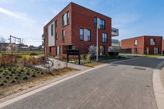 Wonen waar rust en comfort hand in hand gaan – welkom in Residentie ’s Grevenhof! In dit luxueuze appartement gebouwd in 2023, geniet je van het...