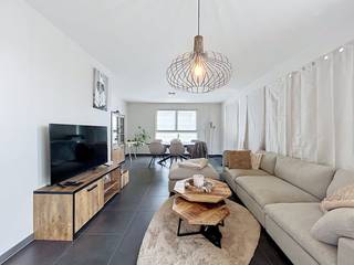 De indeling van het appartement op het 4e verdiep is als volgt:<br /><br />- inkomhal met gastentoilet<br />- leefruimte met prachtig verzicht<br />- open keuken voorzien van alle hedendaagse toestellen<br />- een praktische berging nabij de keuken<br />- 3 slaapkamers<br />- een badkamer met bad en dubbel lavabomeubel<br />- een douchekamer met lavabomeubel<br />- een ruim terras met zicht op de Leie<br /><br />Het appartement kent een ultieme oase van rust, De vele groenzones op en rond de site zorgen voor een mooi uitzicht in combinatie met het Leiezicht. <br /><br />Er is ook een gemeenschappelijke fietsenberging en privatieve kelderberging. <br /><br />Algemeen:<br />- beschikbaar vanaf 01/11/2026<br />- gemeenschappelijke kosten: € 50,00/maand<br />- inclusief een ondergrondse staanplaats<br /><br />Interesse? Vraag snel een bezoek aan via www.dewaele.com!