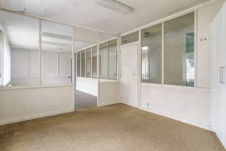 Vous recherchez un espace commercial fonctionnel, parfait pour le stockage, la production ou une petite entreprise ? Cet entrepôt moderne offre...