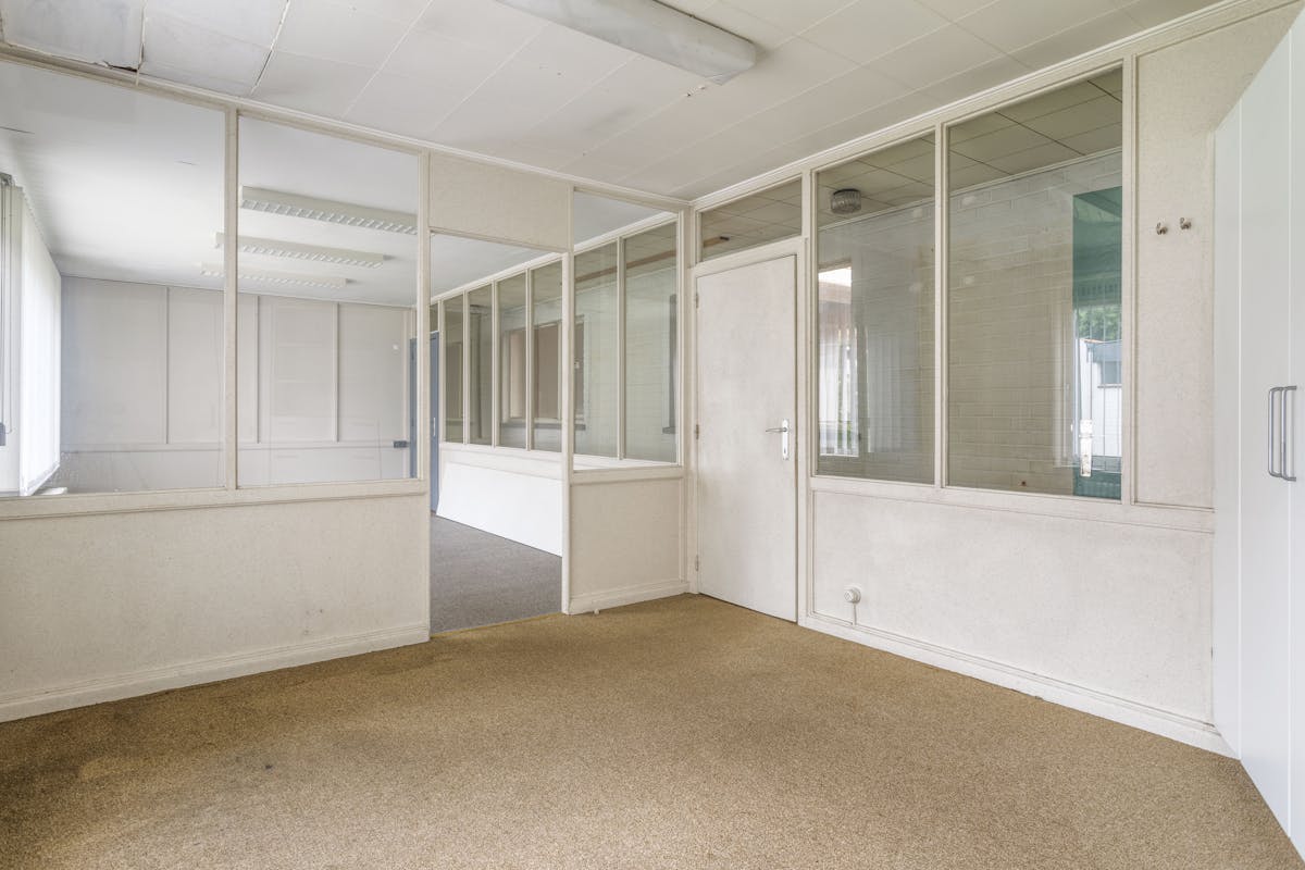 Entrepôt spacieux avec bureaux à louer à Loppem - photo 3