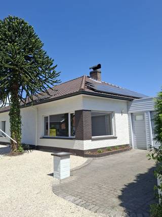 <strong>Instapklare, volledig gerenoveerde bungalow met 3 slaapkamers</strong><br />Bent u op zoek naar een instapklare woning waar comfort en rust hand in hand gaan? Dan zal deze smaakvol gerenoveerde bungalow in een rustige straat van Berlare u ongetwijfeld weten te bekoren. Dankzij de gunstige ligging nabij winkels, scholen en openbaar vervoer geniet u hier van alle dagelijkse voorzieningen binnen handbereik.<br />De woning biedt het comfort van volledig gelijkvloers wonen en verwelkomt u met een lichtrijke leefruimte die naadloos aansluit op de prachtige, volledig vernieuwde keuken. Deze moderne keuken is uitgerust met alle hedendaagse toestellen, waaronder een inductiekookplaat, combi-oven, vaatwasser en Amerikaanse koelkast.<br />Verder beschikt de woning over drie volwaardige slaapkamers en een stijlvolle badkamer met ruime inloopdouche. De praktische indeling maakt deze woning bijzonder geschikt voor gezinnen, koppels, alleenstaanden én senioren die comfortabel willen wonen zonder trappen.<br />Een extra troef is de ruime zolderverdieping, die tal van mogelijkheden biedt voor het creëren van bijkomende slaapkamers, een hobbyruimte, bureau of extra leefruimte.<br />Daarnaast beschikt de woning over een uitzonderlijk grote berging. Dankzij het ruime volume en de goede toegankelijkheid kan deze, mits het plaatsen van een poort, eenvoudig worden ingericht als garage voor een wagen, fietsen of extra opslag.<br />Vanuit de keuken geniet u via het charmante erkerraam van een prachtig uitzicht op de verzorgde tuin en het zonnige terras. De buitenruimte biedt een ideale balans tussen onderhoudsvriendelijkheid, privacy en rust. Bovendien beschikt de tuin over een praktische uitweg naar de achterliggende straat, wat bijkomende mogelijkheden creëert voor het plaatsen van een garage, carport of extra toegang.<br />De aanwezigheid van 12 zonnepanelen in combinatie met een thuisbatterij zorgt voor een lagere energiefactuur en een duurzame toekomst.<br />Interesse? Aarzel niet en plan vandaag nog uw bezoek. Deze unieke kans wilt u niet missen!<br /><br /><br />Vg - Wg - Gmo - Gvkr - VV