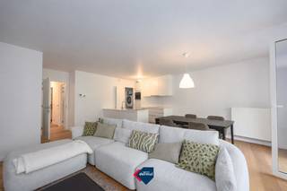 Ontdek dit ruime instapklare appartement op de eerste verdieping, ideaal gelegen in het centrum van Oostende, op wandelafstand van winkels, openbaar vervoer, het strand en de zeedijk. De lichtrijke woonkamer met open keuken  geeft rechtstreeks uit op een gezellig terrasje. Hier geniet u van een rustig en groen uitzicht op het park, een unieke troef op deze centrale ligging. Verder beschikt het appartement over twee volwaardige slaapkamers, een praktische berging met wasmachineaansluiting, een privatieve kelderberging en een gemeenschappelijke fietsenberging. De ideale combinatie van comfortabel wonen, een groene omgeving en alle voorzieningen binnen handbereik.