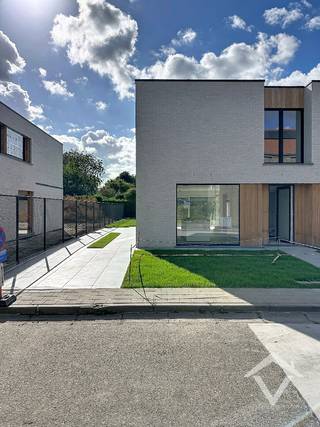 Deze nieuwbouwwoning is gelegen in het centrum van Koekelare en bestaat uit: oprit met carport - inkomhal - toilet - living - keuken - wasplaats - berging - nachthal - 3 slaapkamers - badkamer - toilet - terras - tuin. <br /><br />Troeven van deze woning: <br />- 10 zonnepanelen aanwezig <br />- energiezuinig <br /><br />EPC: woning in aanbouw. Vrij 1/10/2026. Huurprijs 1175 €/mnd.