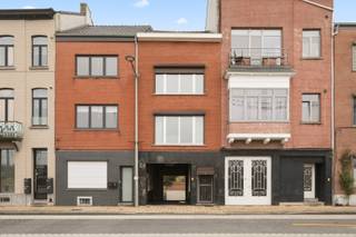 Bel-étagewoning op topligging in het centrum van Tienen, recht tegenover het station en de bushaltes. Dankzij deze centrale ligging geniet u van een uitstekende bereikbaarheid en alle voorzieningen op wandelafstand. De woning biedt veel ruimte en potentieel. Op het gelijkvloers bevindt zich de inkomhal met vaste trap naar de ruime kelder. Op de eerste verdieping vinden we een apart toilet, een ruime keuken met aansluitend terras en een lichtrijke leef- en eetruimte. Op de tweede verdieping zijn er twee ruime slaapkamers en via een trapluik bereikt u de zolder met uitbreidingsmogelijkheden. Ideaal voor wie op zoek is naar een renovatieproject met tal van mogelijkheden op een centrale locatie. Er is ook een mogelijkheid tot het huren van een parkeerplaats en/of garagebox.