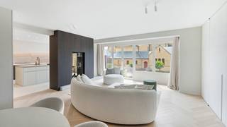 Cet appartement d'une superficie totale de 150 m² est situé à deux pas des dunes et juste en face d'une petite église romantique. Un endroit pour...