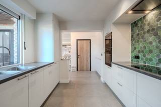 <p>Deze recent en eigentijds gerenoveerde woning met vier kamers ligt vlakbij het centrum van Gistel.<br />Dit huis voorziet alle comfort voor een gezin en ligt op wandelafstand van scholen en de winkels in het centrum.<br />De woning omvat een inkomhal met afzonderlijke plaats voor een wasmachine en droogkast.<br />De ruime, lichtrijke leefruimte biedt voldoende plaats voor een zithoek en eetplaats.<br />Van hieruit krijg je toegang tot het terras en de tuin.<br />Er is een volledig vernieuwde, geïnstalleerde keuken, een kelder en een nieuwe ingerichte badkamer.<br />Op de eerste verdieping zijn er twee volwaardige slaapkamers en een bureau of dressing.<br />Er is een vaste trap naar de zolderverdieping, die werd verdeeld in twee extra kamers en een andere bureau of opslagruimte.<br />Het terras en de tuin zijn zongericht!<br /><br />STARTPRIJS: Elk schriftelijk bod wordt besproken met de eigenaars die het bod al dan niet kunnen aanvaarden!<br /><br />Ben je op zoek naar een instapklare woning op een leuke locatie in Gistel?<br />Dan is deze woning zeker iets voor jou!<br /><br />Voor meer informatie of een bezoek bel 059 / 508 555 of mail naar kris.bauwens@huisid.immo</p>