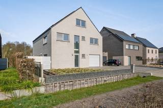 <p><span>Deze stijlvolle, eigentijdse villa, afgewerkt met hoogwaardige materialen, is residentieel gelegen te Putte. De ligging vormt een uitstekende uitvalsbasis voor wie zich onder meer tussen Mechelen - Leuven en Brussel - Antwerpen verplaatst.</span></p><p><span><br />Deze woning beschikt over maar liefst 390 m² bewoonbare oppervlakte (exclusief kelder) en werd steeds met de grootste zorg onderhouden. De riante inkomhal met gastentoilet biedt toegang tot de lichtrijke woonkamer en aansluitend open leefkeuken, volledig voorzien van alle moderne comfort en zeer veel opbergruimte. Grote raampartijen bieden vanuit de leefruimtes een prachtig zicht op de tuin. Verder vindt u op de benedenverdieping een bureau met inbouwkasten, een douchekamer met inloopdouche en dubbele lavabo en een dubbele garage met wasplaats, eveneens voorzien van inbouwkasten. Op de eerste verdieping zijn maar liefst 4 slaapkamers, waarvan 3 voorzien van inbouwkasten en 1 met een volwaardige dressing. Op deze verdieping bevindt zich eveneens een 2de badkamer met dubbele inloopdouche, ligbad en een dubbele lavabo. De zolder werd volledig afgewerkt en werd ingericht als een polyvalente ruimte. Plaats genoeg voor extra bureauruimte, slaapkamers, speelkamer,...</span></p><p><span>De woning is volledig onderkelderd (+- 100 m²) en is ideaal voor extra stockage of als extra polyvalente ruimte.</span></p><p><span> </span></p><p><span>Een zeer gunstig EPC werd verkregen, o.a. dankzij een warmtepomp en een recente installatie zonnepanelen. </span></p><p><span> </span></p><p><span>Een unieke kans voor wie een instapklare topwoning zoekt in een groene omgeving!</span></p><p><span>Kom de troeven van dit prachtige eigendom ter plaatse ontdekken en maak een afspraak: 015/755 444 of <span>info@immovercammen.be</span></span><span> </span></p><p><span> </span></p>