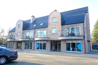 <br />Duplex appartement in Genk, omgeving van Bokrijk.<br />Dit ruime duplex-appartement is gelegen op de Hasseltweg 400 te Genk, vlak bij rotonde van Bokrijk, op de grens met Hasselt.  Daardoor is er een snelle verbinding mogelijk naar Hasselt of Genk.  De bus- en treinhalte, supermarkt en scholen liggen op wandelafstand.  <br />Het is gelegen op de eerste en tweede verdieping.<br />Bij het binnenkomen treffen wij de ruime hal met toegang tot de living  voorzien van grote raampartijen welke zorgen voor een natuurlijke lichtinval.  Van hieruit kunnen wij ons ook op het voorste terras begeven.  Naast de living vinden wij de ruime keuken terug  met de nodige elektrische toestellen, van hieruit kunnen we naar het grote achterliggende terras.  Tevens is er op de eerste verdieping een berging en een gastentoilet.<br />Op de tweede verdieping vinden wij 3 slaapkamers terug, een ruime badkamer en een berging.  Achter de woning is er plaats voor de wagen te parkeren op een overdekte staanplaats.  Hier is ook een gemeenschappelijke tuin.<br />De vaste kosten voor dit appartement zijn inbegrepen in de huurprijs.<br />Wenst u deze woning te bezichtigen, mail dan naar Valère Vangeel via valere@vestio.com of bel  0472 323 424