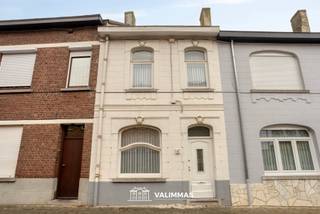 VALIMMAS verkoopt in het centrum van Asse deze verzorgde en ideaal gelegen woning met tuin, zonneterras en garage.... Het gelijkvloers bestaat uit...