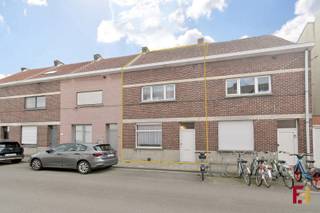 Charmante te renoveren woning met veel potentieel op een toplocatie in Zwijnaarde.In de rustige en gegeerde Cyrille van de Veegaetestraat te...
