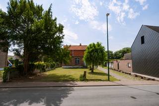 Bouwgrond voor open bebouwing te koop in Torhout<br />Mogelijkheid bouwen aan 6% btw!<br /><br />Bent u op zoek naar een mooie bouwlocatie om uw droomwoning te realiseren? <br />Deze bouwgrond gelegen in de Kasteelstraat 23 te Torhout biedt een uitstekende opportuniteit voor wie vrijstaand wil bouwen in een aangename woonomgeving.<br /><br />De bouwgrond bevindt zich op een rustige en goed bereikbare locatie in Torhout. <br />Dankzij de ligging geniet u van een vlotte verbinding naar het centrum van Torhout, waar u alle nodige voorzieningen vindt zoals winkels, supermarkten, scholen, horeca en diensten. Ook het station van Torhout en het openbaar vervoer bevinden zich in de nabije omgeving.<br />Groenhovebos bevindt zich ook in de omgeving.<br /><br />Deze bouwgrond is geschikt voor het realiseren van een open bebouwing, waarbij u volledig de vrijheid krijgt om uw eigen woonproject vorm te geven.<br /><br />Een bijkomend voordeel: bouwen kan aan 6% btw (onder voorwaarden), wat een interessante opportuniteit biedt voor toekomstige bouwers.<br /><br />Troeven:<br />• Bouwgrond voor open bebouwing<br />• Rustige ligging in Torhout<br />• Goede bereikbaarheid naar centrum en omliggende gemeenten (Brugge-Roeselare)<br />• Nabij winkels, scholen en openbaar vervoer<br />• Mooie centrale en toch rustige omgeving<br />• Mogelijkheid tot bouwen aan 6% btw (voorwaarden van toepassing)<br /><br />Een unieke kans voor wie op zoek is naar een bouwgrond om zijn eigen droomwoning te creëren in een aangename omgeving.<br /><br />Voor meer informatie contacteer Simon via 0498/123.708 of simon@vicusvastgoed.be.