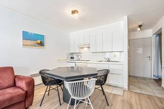 <p><strong>De Panne: Studio-appartement met zijdelings zeezicht te koop!</strong><br /> </p>
<p>Deze instapklare studio is gelegen op de derde verdieping van Residentie Sandy Beach, een uitstekend gelegen residentie aan de Zeedijk van De Panne. Dankzij de ligging geniet de studio van <strong>zijdelings zeezicht</strong> en bevindt u zich bovendien op wandelafstand van het centrum, de winkelstraat en alle voorzieningen.<br /> </p>
<p>De studio is volledig verhuurklaar en vormt dan ook een interessante opportuniteit als <strong>tweede verblijf of investering aan zee</strong>.<br /> </p>
<p><strong>Indeling:</strong><br />Inkomhal, badkamer met douche en toilet, ruime slaaphoek met tweepersoonsbed en ingebouwde kasten, en een aangename leefruimte met open, ingerichte keuken, eethoek en zithoek. Daarnaast beschikt de studio over een <strong>private kelderberging</strong>.<br /> </p>
<p><strong>Troeven:</strong></p>
<ul><li>
<p>Instapklaar en onmiddellijk verhuurbaar</p>
</li><li>
<p>Uitstekende ligging aan de Zeedijk</p>
</li><li>
<p>Op enkele stappen van de winkelstraat en het centrum</p>
</li><li>
<p>Zijdelings zeezicht</p>
</li><li>
<p>Private kelder inbegrepen<br /> </p>
</li></ul>
<p>Neem contact op met Frederick voor meer informatie of een bezoek via <strong>058/22.41.70</strong>.</p>