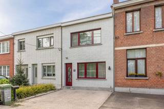 <p><span>Op zoek naar een compacte, instapklare woning mét buitenruimte op de rand van Ekeren en Merksem? Deze gerenoveerde woning aan de Laaglandlaan combineert licht, rust en praktisch comfort in een gezellige en verzorgde setting. Centrale ligging nabij winkels, scholen, openbaar vervoer en uitvalswegen<br /><br /></span></p><ul><li><span>Open leefruimte met vlotte overgang naar de keuken</span></li><li><span>2 volwaardige slaapkamers op de verdieping</span></li><li><span>Zonnige tuin met tuinhuis – ideaal voor opslag of hobby</span></li><li><span>2 parkeerplaatsen voor je deur </span></li></ul><p><span>Je betreedt de woning via de inkomhal met vestiaire.</span></p><p><span>De leefruimte geeft uit op de keuken waar je heel veel opbergruimte hebt.</span></p><p><span>De badkamer en wasberging bevinden zich op de benedenverdieping. Achteraan vind je de tuin met tuinhuis. </span></p><p><span>Op de eerste verdieping vind je 2 grote slaapkamers. </span></p><p><span> </span></p><p><span>Of je nu je eerste woning zoekt of gewoon comfortabel wil wonen met alles binnen handbereik – deze woning heeft het allemaal.</span></p><p><span> </span></p><p><span>Zin om deze woning zelf te ontdekken? Bel 03 646 66 55 of mail naar lien@sinjoor.be en plan je bezoek.</span></p><p><span> </span></p>