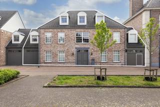 <p><strong>Prachtige en zeer energiezuinige gezinswoning met 4-5 (slaap)kamers, 4 badkamers, een volledig afgewerkte zolderverdieping, binnenzwembad, 3 garages en uitzonderlijk veel bergruimte, gelegen op een toplocatie nabij het centrum van Turnhout. </strong><strong>De woning bevindt zich in het kindvriendelijke en autoluwe woonerf “De Nieuwe Erven”, met parkeergelegenheid voor bezoekers in de nabije omgeving. Ondanks de rustige ligging bereikt u op slechts enkele minuten fietsen het centrum van Turnhout, openbaar vervoer, scholen, winkels en andere voorzieningen. Daarnaast beschikt de woning over een z</strong><strong>eer gunstige EPC-score van 91 kWh/(m² jaar) en een conforme elektrische installatie.</strong><br /><br /><span>Gelijkvloerse verdieping</span>: Via de ruime inkomhal, voorzien van ingemaakte kasten en een gastentoilet met handwasser, betreedt men deze bijzonder aangename woning. De dubbele houten deuren met glaspartijen zorgen meteen voor een stijlvolle overgang naar de leefruimte en bieden een prachtige doorkijk richting de tuin. De lichtrijke woonkamer is harmonieus ingedeeld in een gezellige zithoek met gashaard, een ruime eetplaats en een open leefkeuken. Deze keuken werd uitgerust met kwalitatieve toestellen en materialen en biedt alle comfort: een Boretti-fornuis met 6 inductiezones en 2 ovens, koelkast, diepvries, microgolfoven, stoomoven, Quooker-kraan en Miele-vaatwasser. <br /><br />Aansluitend aan de leefruimte bevindt zich een praktische wasplaats naast de keuken. Van hieruit is er bovendien toegang tot de zeer ruime kelder, die rechtstreeks verbonden is met de inpandige ondergrondse dubbele garagebox.Verder beschikt het gelijkvloers over een aangename bureaukamer aan de woonkamer. Deze ruimte kan, afhankelijk van de noden, ook perfect dienstdoen als speelkamer, hobbyruimte of extra zithoek.<br /><br />Tot slot is er nog een garage met daarboven een zolderkamer/technische ruimte, wat zorgt voor bijkomende bergruimte.<br /><br /><span>Eerste verdieping</span>: Op deze verdieping bevindt zich een masterbedroom met ensuite badkamer en aansluitende dressing. De badkamer werd luxueus ingericht met een ligbad, inloopdouche, hammam en toilet. Verder telt deze verdieping nog twee ruime slaapkamers, elk voorzien van een eigen badkamer met douche en toilet. Daarnaast is er nog een bijkomende kinderkamer met wastafel, ideaal als slaapkamer, speelkamer of extra bureau. Een doordachte indeling met veel aandacht voor ruimte, comfort en privatief sanitair.<br /><br /><span>Zolderverdieping:</span> De zolderverdieping vormt een bijzonder ruime en volledig afgewerkte open ruimte, die tal van mogelijkheden biedt. Dankzij de verzorgde afwerking en de aanwezige kitchenette kan deze verdieping perfect worden ingericht als ontspanningsruimte, hobbykamer, tienerloft, gastenverblijf of extra bureauruimte.<br /><br /><span>Buitengebeuren:</span> De woning beschikt over een mooi aangelegde stadstuin met een ruim terras en een waterpartij. Achteraan de tuin bevindt zich een bijgebouw met binnenzwembad. Het zwembad is uitgerust met een jetstream. Daarnaast is er een douchekamer met wastafel en toilet aanwezig, evenals een infraroodsauna voor 2 personen. Naast het zwembad bevindt zich een tuinhuis met daaronder een ruime kelder, waarin eveneens de technische installatie van het zwembad is ondergebracht.<br /><br />Achteraan de tuin, bevindt zich een overdekt terras met achteruitgang. Deze toegang biedt extra comfort, onder meer voor fietsen, containers, tuinmateriaal of andere zaken.<br /><br /><span>Bijzonderheden:<br /></span>37 zonnepanelen - 3 thuisbatterijen - Warmtepomp - Regenput 10.000 liter - Rolluiken aan achterzijde - Centrale verwarming op aardgas - Zeer ruime kelder én kruipruimte - Domoticasysteem - EPC-score 91 kWh/(m² jaar)</p>