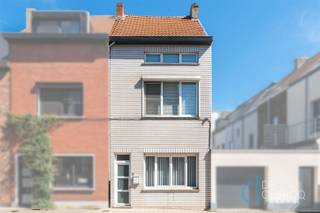 <p><span>Deze gezellige woning is modern gerenoveerd naar een klassevolle stadswoning met behoud van charmante, authentieke elementen die het karakter van de woning versterken.</span></p><p><span>Het gelijkvloers biedt een woon-en eetkamer die naadloos in elkaar overgaan, voorzien van elegant houtwerk die ook de mogelijkheid geeft om deze ruimtes knus van elkaar af te sluiten. Verder ligt de tijdloze keuken compleet uitgerust met hedendaagse apparatuur en praktische werkbladen. De badkamer is stijlvol ingericht met een inloopdouche en lavabomeubel. Op de bovenverdiepingen zijn 4 ruime slaapkamers aanwezig, elk voorzien van veel natuurlijk lichtinval waardoor een aangenaam woonklimaat is gegarandeerd. Tot slot heeft de woning een praktische kelder, ideaal te gebruiken als koele berging aanvullend op de keuken.</span></p><p><span>De woning kent een gunstig EPC-label B en wordt verwarmd met een condenserende gaswandketel met radiatoren als afgiftesysteem.</span></p><p><span>Het huis te Gentbrugge bevindt zich op slechts 10 minuten fietsen van centrum Gent met een uitstekende verbinding naar omliggende gemeenten. De locatie biedt een goede bereikbaarheid naar de nodige voorzieningen, terwijl u toch geniet van een gezellige woonbuurt. De verkoopprijs bedraagt 374.000 euro excl. registratierechten.</span></p><p><span>Wordt u de nieuwe inwoner van deze charmante woning op een gunstige ligging?  Aarzel niet om contact op te nemen en maak nu uw afspraak via anais@vastgoed-dc.be of de website! </span></p>