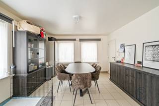 TE KOOP: ruim gelijkvloers appartement met 2 slaapkamers in Waregem!In een rustige, maar centrale buurt in Waregem (vlakbij invalswegen), bevindt...